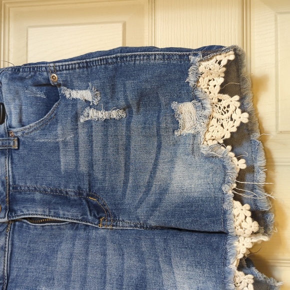 Maurices Mid-Rise Shorts - Size 2 - Picture 3 of 6